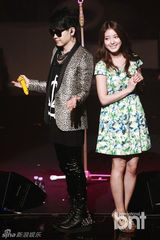 组图：韩歌手李承焕发片 前妻蔡琳同日宣布恋情