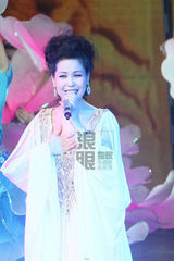 独家：梦鸽离开法院赶场总政 登台献唱光彩照人