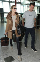 组图：罗茜-汉丁顿-惠特莉街拍皮草背心保暖