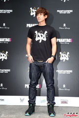 组图：周杰伦被问订婚打太极 自豪暴瘦腹肌仍在