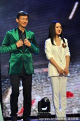 高清组图：杨钰莹白衣飘飘甜美献唱 不见岁月痕迹