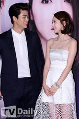 组图：2PM泽演苏怡贤新剧发布亲密黑白配