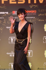 组图：上影节闭幕 张歆艺黑色深V礼服性感优雅