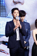 组图：朴有天李钟硕秀智等助阵《鸣梁》