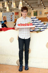 组图：品冠为女儿Vivian做弥月蛋糕