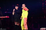 组图：多变哈林(庾澄庆)唱金曲 登小巨蛋万人同欢