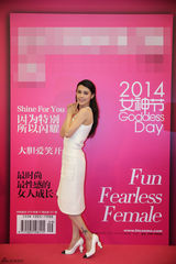 组图：韩丹彤穿白裙亮相 优雅气质甜美笑容