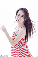 组图：高洋曝清新写真 诠释小女人性感