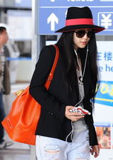 组图：范冰冰潮装名包星味足 破洞牛仔裤抢镜