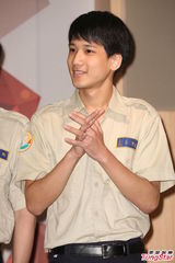 组图：阮经天学弟外型酷似王力宏 自认侧脸最像