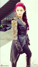 组图：范冰冰晒X战警花絮照 绿色瞳孔吸睛十足