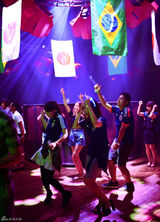 组图：日本夜店钢管舞女热辣助威世界杯