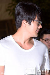 组图：权相佑白T牛仔现身 胡茬突显男人本色