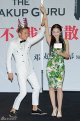 组图：邓超为新片不惜犯贱 穿高跟鞋跳钢管舞