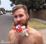 组图：突显女性之美！“胡子插花”美男来袭！