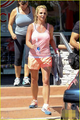 组图：布兰妮奋发健身甩赘肉 粉红装大方激凸