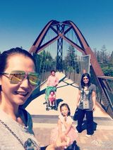 组图：蔡少芬带娃出游 两女穿粉衣扎小辫可爱