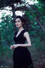 组图：司珂华空降山林之颠 黑色蕾丝展神秘魅惑