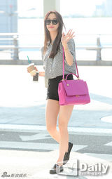 组图：韩团SISTAR亮相机场 太阳镜显时尚