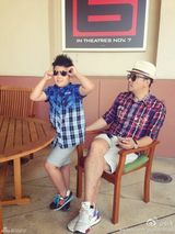 组图：石头戴墨镜酷帅有型 郭涛抱怨儿子调皮