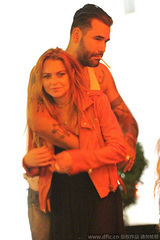 组图：林赛与纹身男激情缠绵 遭咸猪手强摸酥胸