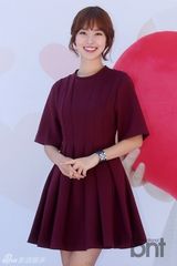 组图：韩星陈世妍红裙娇美捂嘴甜笑