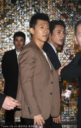 组图：陈坤夏雨上海现身 路遇粉丝合影毫无架子