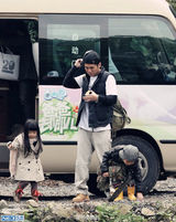 组图：爸爸2嘉宾齐出镜 星爸提篮筐孩子可爱