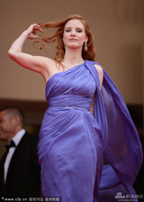 组图：劳模姐查斯坦轻纱飞扬 大风狂吹掩裙忙