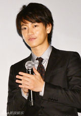 组图：佐藤健渡部笃郎父子刑警现身引粉丝尖叫