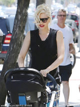 组图：辣妈史蒂芬妮三胎儿子曝光 双眼皮大脑门