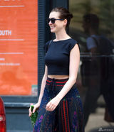 组图：海瑟薇民族风装扮抢眼 大步流星一脸甜笑