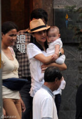 组图：马雅舒再孕备受呵护  混血女儿呆萌可爱