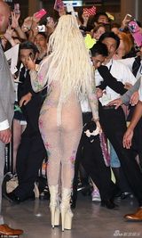 组图：Lady Gaga透视装仅遮住三点 心情大好狂送飞吻