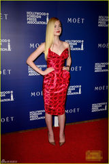 组图：范宁着裹胸礼服狂吸睛 不停甜笑金发迷人