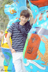 组图：孙坚清新大片异国街头卖萌露童趣