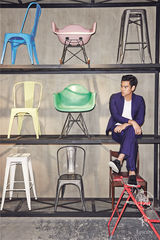 组图：彭于晏与美食拍封面 表情逗趣尽显俏皮