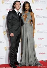 组图：黑珍珠赴英奥斯卡电视奖 中空长裙露美胸