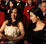 组图：百想全智贤金秀贤拿奖开怀 陶子下蹲颁奖