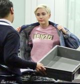 组图：麦莉机场脱衣安检心情不爽做鬼脸