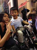 组图：Lucas炫酷新发型 张柏芝母子被赞美帅萌