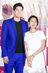 独家：韩星尹珍睿镂空白裙出席试映显优雅