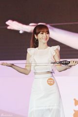 组图：柳岩纯白天使造型 大变活人玩古剑