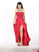 组图：莫文蔚抹胸红裙露香肩 高开叉秀大长腿