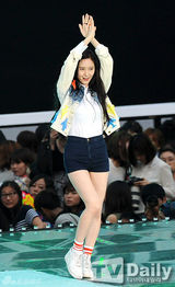 组图：SM演唱会嗨翻 神起SJ穿红裙扮女装