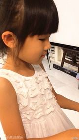 组图：贝儿扎头发穿裙子一秒变公主翩然起舞