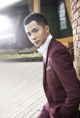 组图：李颖嘉初秋写真 儒雅气质阳光笑容