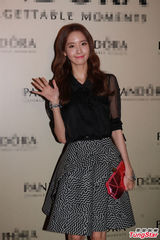 组图：少女时代允儿踩粉色高跟显女人味 黑纱透明露Bra