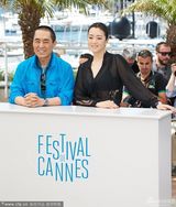 组图：巩俐黑裙透视气场强 新谋女郎笑靥如花