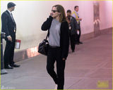 组图：艾玛-沃特森机场手机聊不停 返校庆毕业